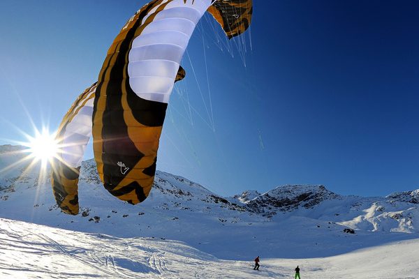 Sport Aktuell Snowkiter am Berninapass in den Engardiner Bergen (bei St Moritz) in der Schweiz im Bild Flysurfer Team - Fahrer Peter Müller und Sebastian Bubmann Foto:Stiplovsek Dietmar
